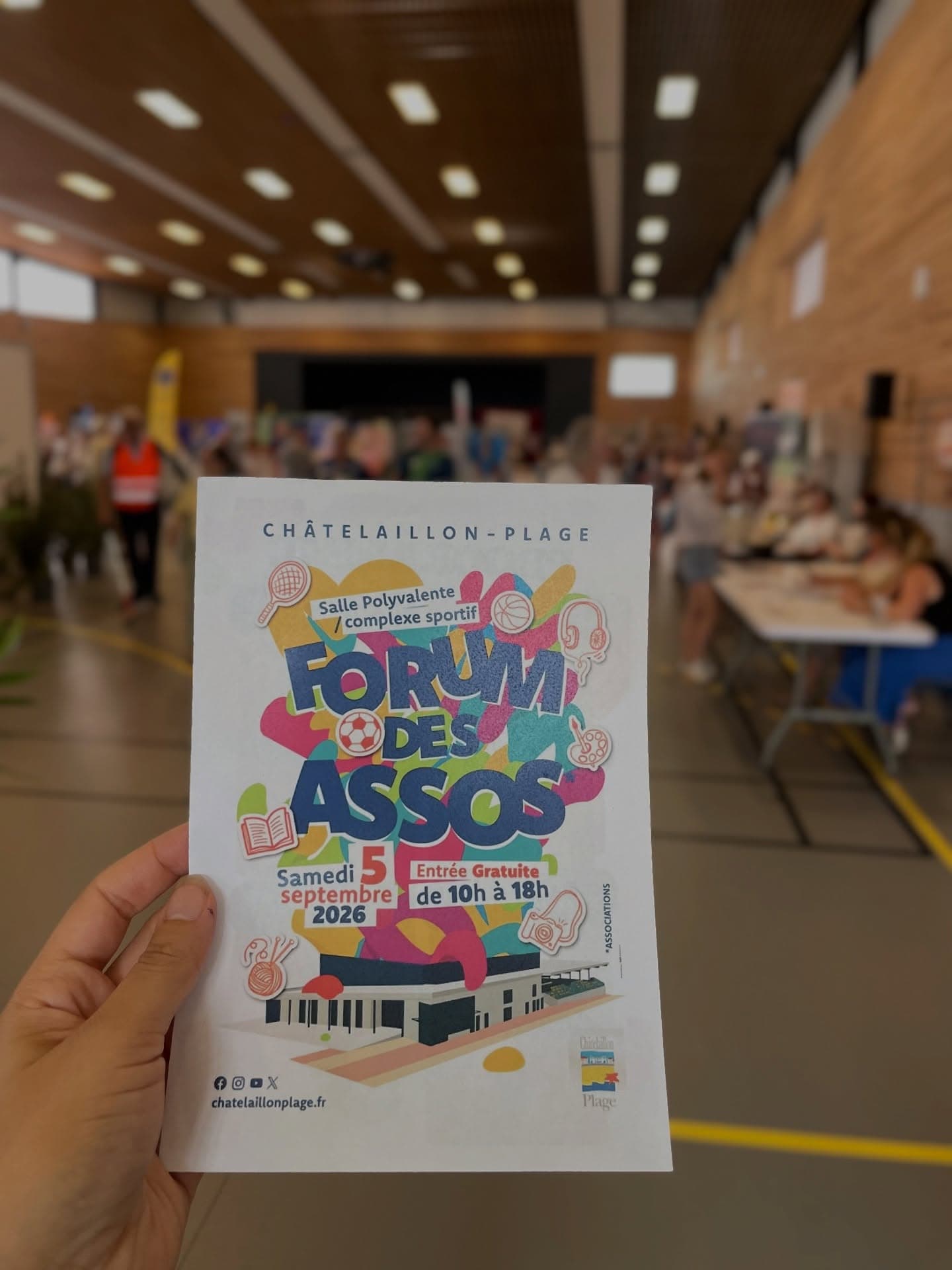 Flyer du Forum des associations 2026 de Châtelaillon-Plage tenu devant le stand du CAC