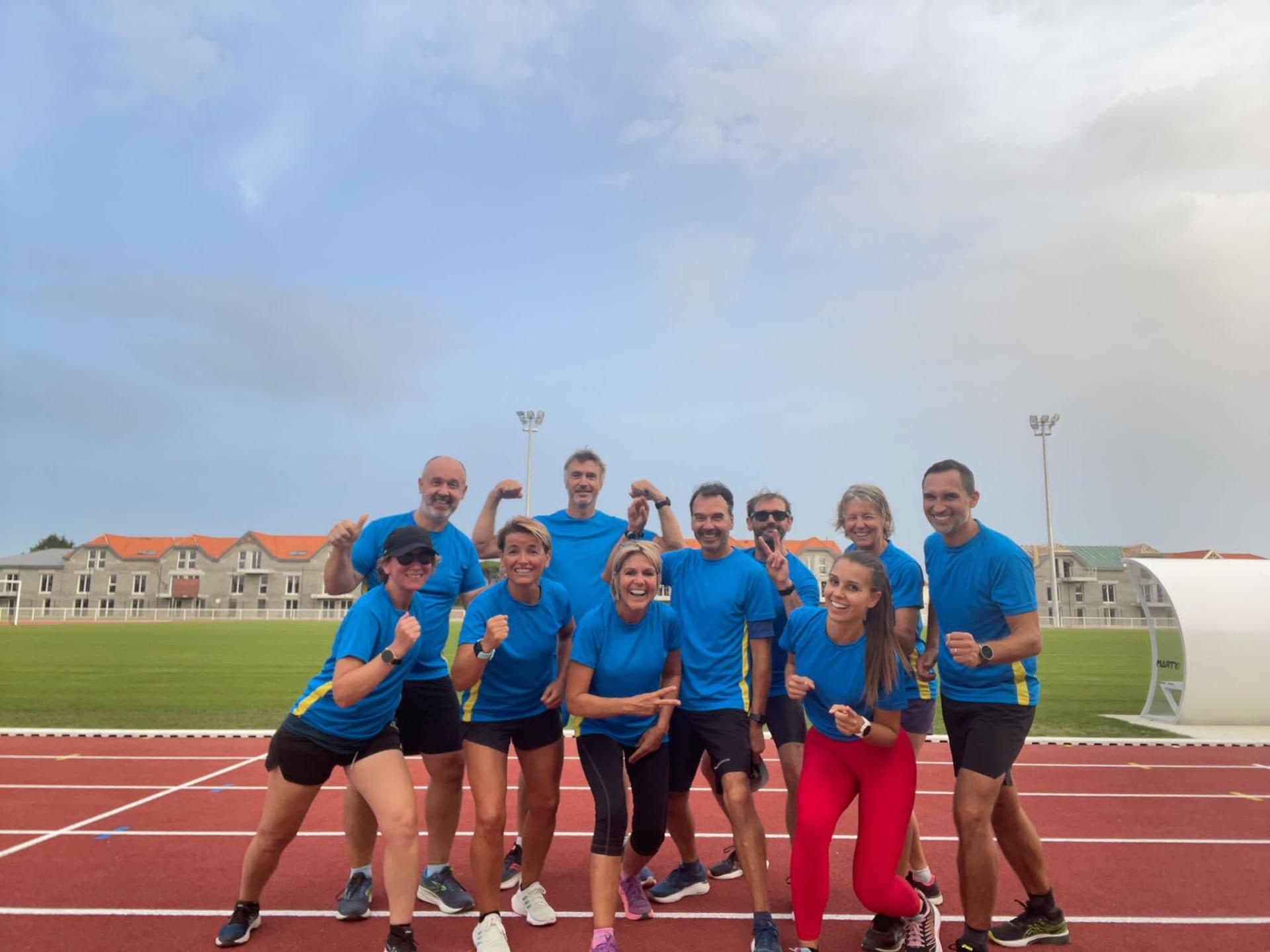 Les coureurs du Club Athlétique Châtelaillonnais en maillot bleu sur la piste du stade